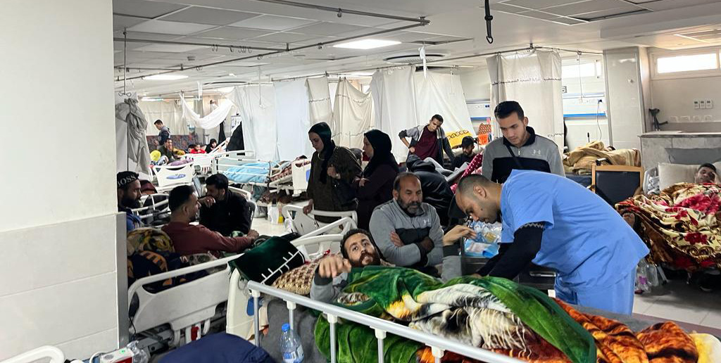 منظمة الصحة العالمية وشركاؤها يُمِدُّون مستشفى الشفاء بالوقود، في حين تواجه بقية المستشفيات في غزة تهديدات متزايدة