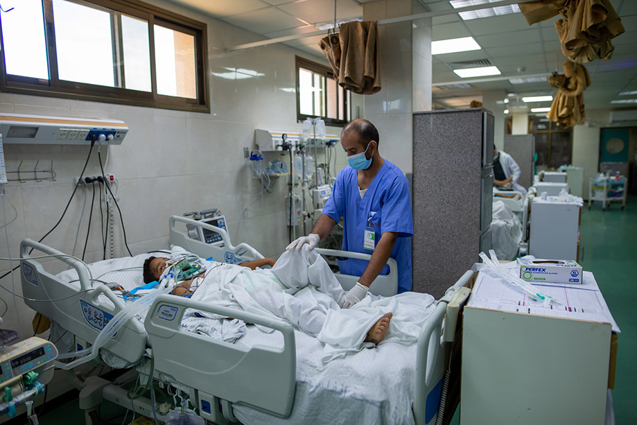 مع بداية انهيار النظام الصحي في غزة: المنظمة تدعو إلى السماح بمرور الوقود والإمدادات بأمان من أجل المرافق الصحية