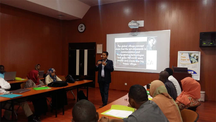 WHO facilitating the community-based surveillance workshop in Khartoum, Sudan. WHO photo.