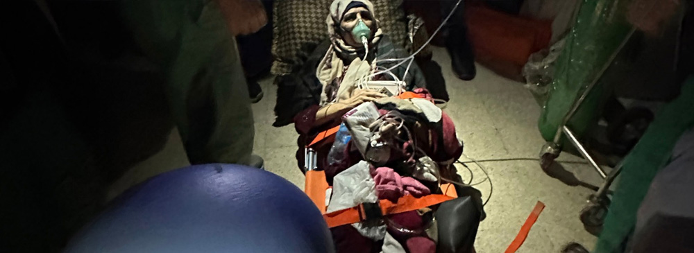  L’image nous montre une patiente transférée par l'OMS dans un état critique hors du complexe hospitalier Nasser 