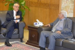WHO's Regional Director for the Eastern Mediterranean Dr Ala Alwan and Yemen’s Minister of Public Health and Population Dr Nasir Baoum meet to discuss the humanitarian and health situation in Yemen