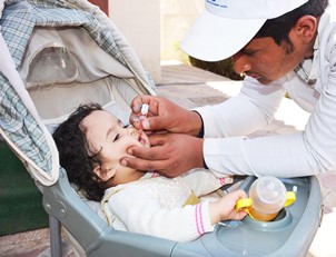 تعمل منظمة الصحة العالمية مع اليونيسف والبنك الدولي بصورة وثيقة للحفاظ على خلو اليمن من شلل الأطفال وكبح انتشار الحصبة