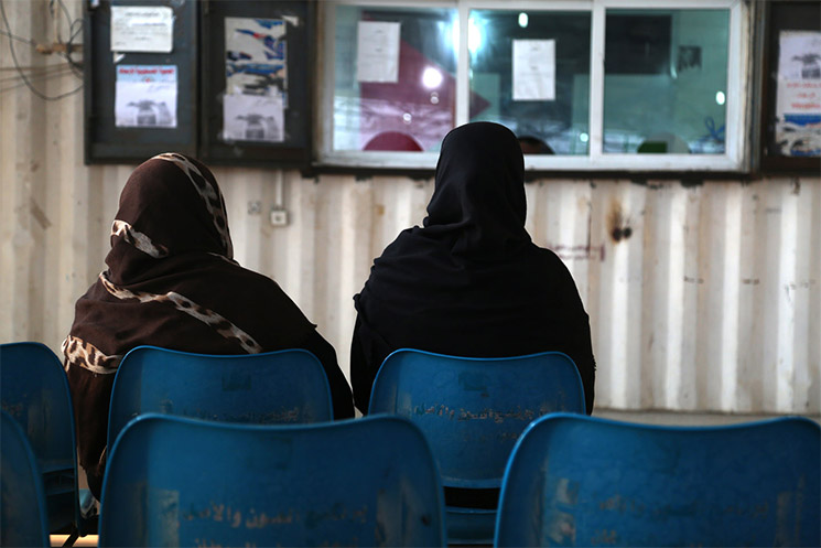 نساء ينتظرن عند أحد المعابر للخروج من غزة طلباً للعلاج