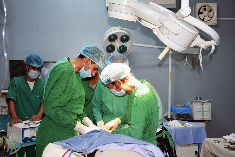 تدعم منظمة الصحة العالمية مستشفى الجمهوري بفريق جراحي ثابت يحتوي على جراحين وأخصائي تخدير وفني عمليات ومساعدين طبيين