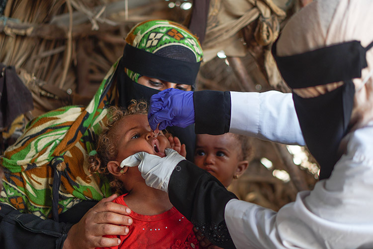 تتأكد كريمة تلقي أطفالها الثلاثة اللقاح ضد شلل الأطفال الذي توفره منظمة الصحة العالمية لحمايتهم من شلل الأطفال. الصورة: منظمة الصحة العالمية