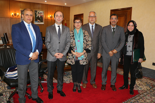 La photo nous montre les participants à la rencontre entre Monsieur le Ministre de la Santé et le nouveau Représentant de l'OMS au Maroc, Mme Bigdeli