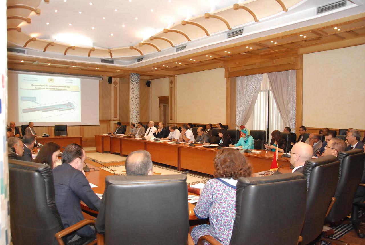 La photo nous montre les participants à la réunion au ministère de la Santé du Maroc