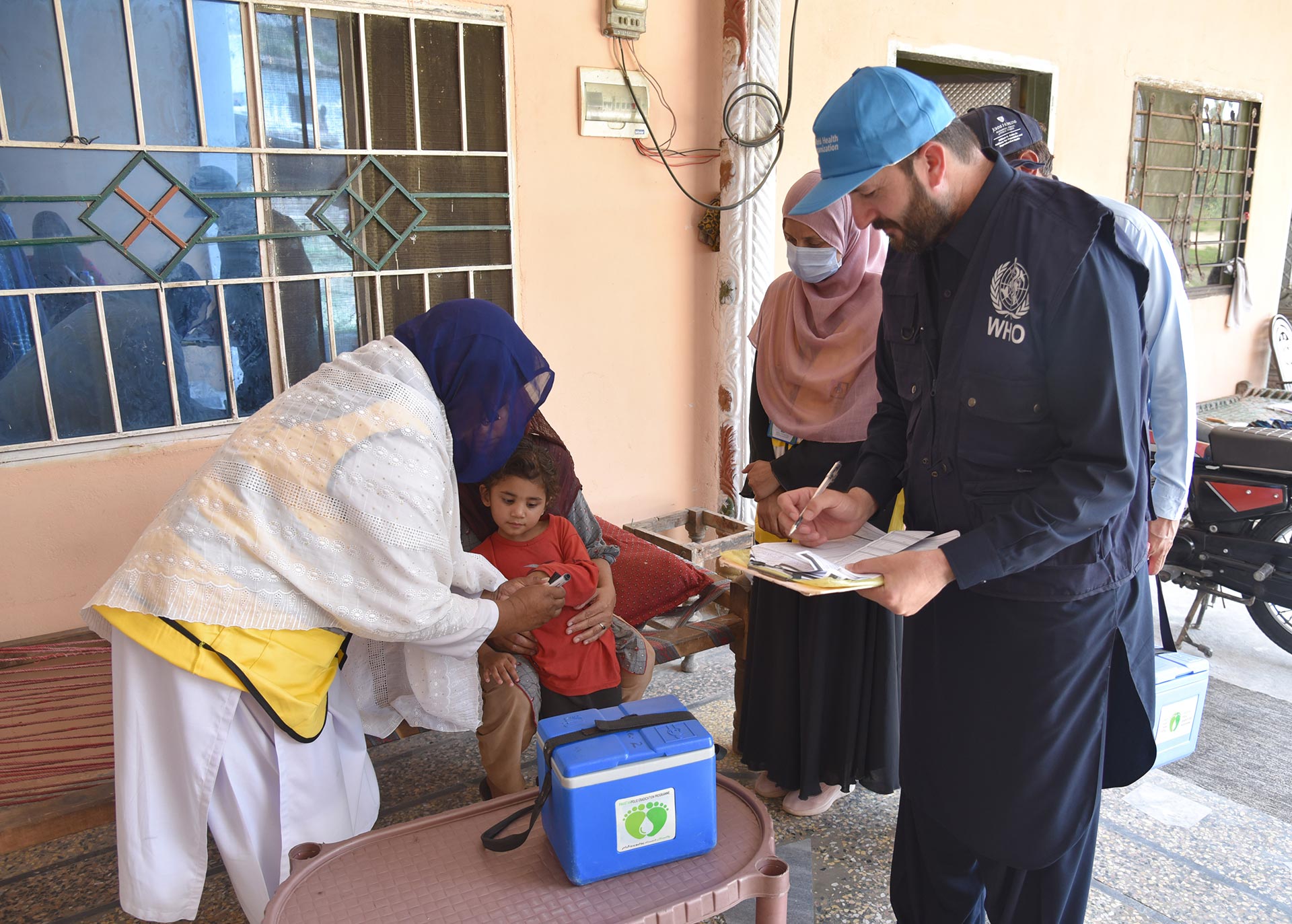 WHO staff member monitors a vaccination campaign in Rawalpindi. Photo credit: Hamid Inam