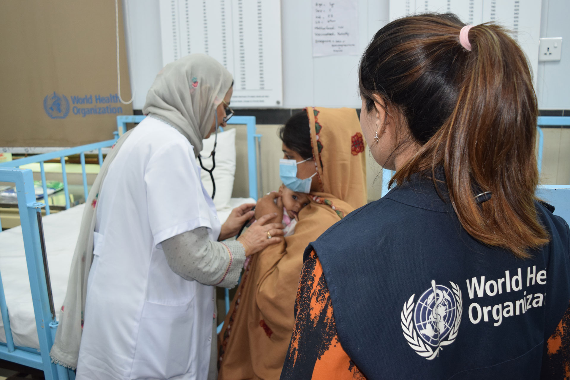 A mother and a child in a WHO-supported nutrition stabilization centre where mothers receive counselling on breastfeeding. Photo credit: WHO/Sajjad Hafeez