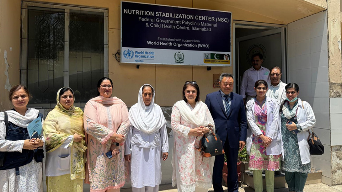 BISP Chairperson and the WHO Representative in Pakistan meet medical staff at the Nutrition Stabilization Centre and the leadership of the Federal Government Polyclinic Hospital. Photo credit: WHO  
