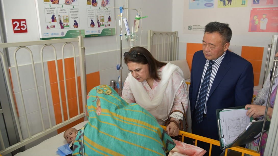 Benizair Income Support Programme Chairperson Senator Rubina Khalid and WHO Representative in Pakistan Dr Dapeng Luo visit the Nutrition Stabilization Centre at the Federal Government Polyclinic Hospital, Islamabad. Photo credit: Sara Akmal/WHO