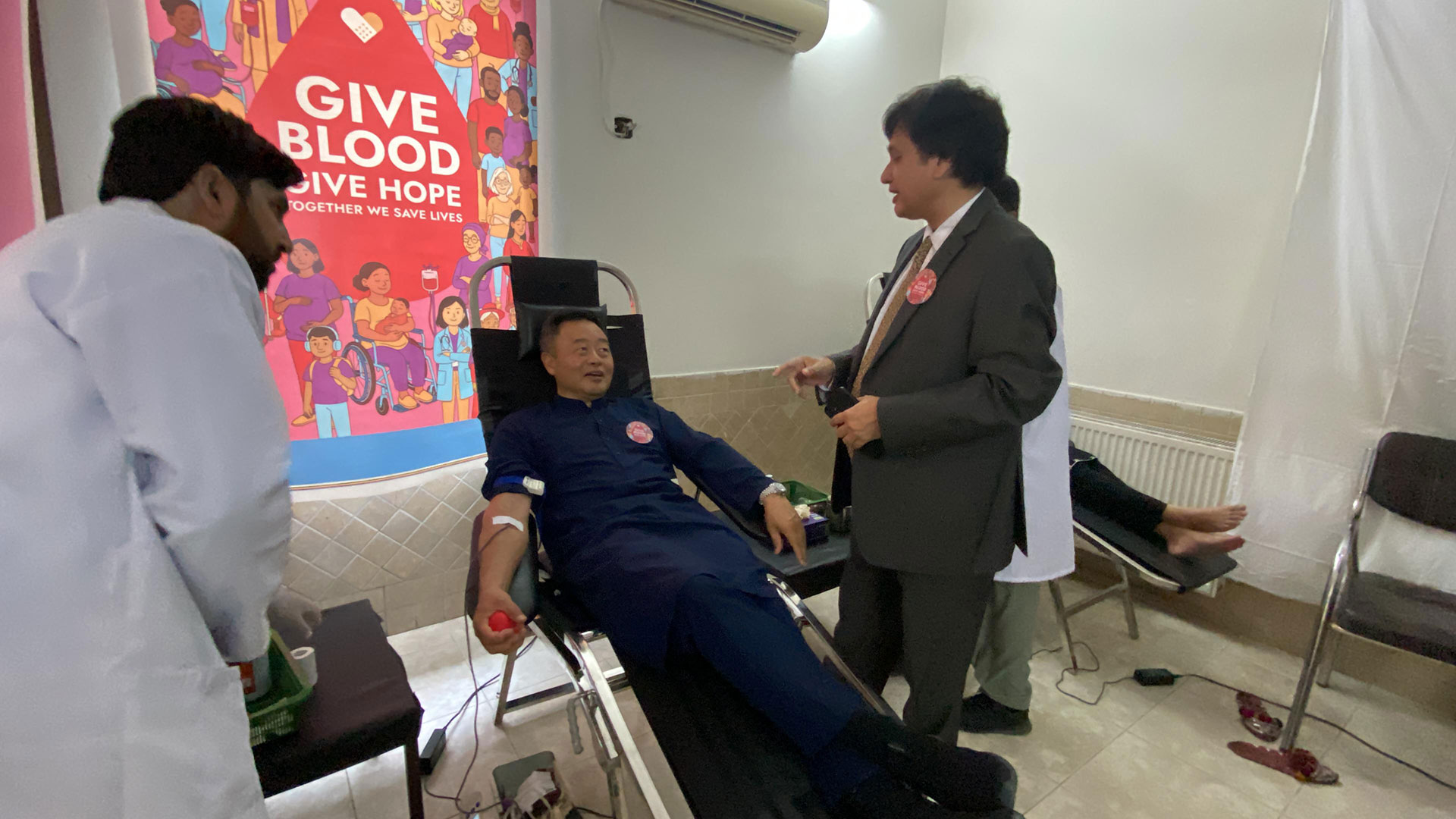 WHO Representative in Pakistan Dr Dapeng Luo donates blood during an event organized at the Pakistan Institute of Medical Sciences to commemorate World Blood Donor Day. Photo credit: Maryam Yunus/WHO