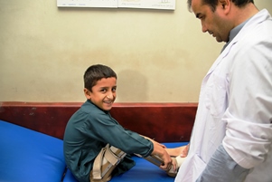 Adil Khan is getting his orthotic device replaced at PIPOS, Peshawar. ©NEOC/PAK2017/Faran Tanveer