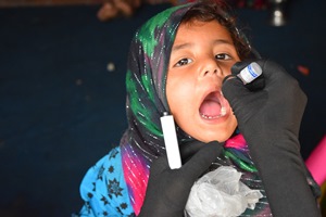 In Lahore a child receives polio drops during the polio campaign. WHO/Anam Sairah Khan