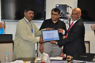 Mr Iqrar Ahmad, a polio vaccinator receives a polio hero award from Dr Altaf Bosan from the Expanded Programme on Immunization and Dr Elias Durry  of the WHO polio programme 