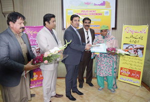 Zahida Parveen receives the Polio Hero Award from Deputy Commissioner Bahawalpur 