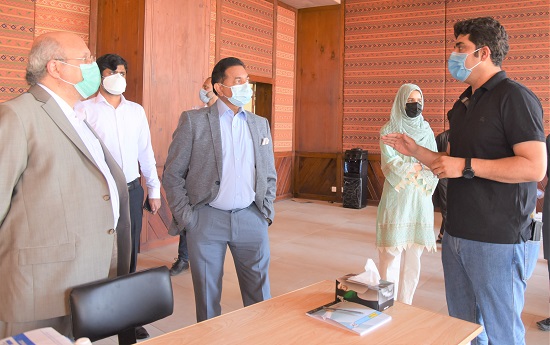 WHO Representative to Pakistan Dr Palitha Mahipala, accompanied by WHO Expanded Programme on Immunization Team Lead Dr Osama Mere visited a COVID-19 vaccination facility in F-9 Park, Islamabad, at the invitation of the District Health Officer of Islamabad Dr Zaeem Zia.