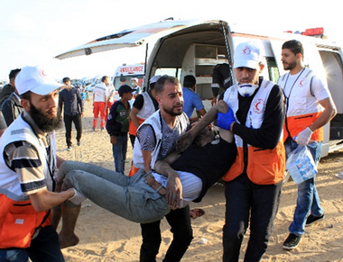 Patients are referred to the closest trauma stabilization point  from the points of injury in northern Gaza. Photos by WHO