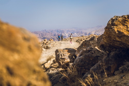 آلاء بيضون تركض في الصحراء الأردنية في ماراثون رَم الدولي وخصصت آلاء ركضها للتوعية باستئصال شلل الأطفال. الصورة: علي برقاوي