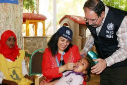 الدكتور نعيمة بن القصير، ممثلة منظمة الصحة العالمية في السودان، تعطي جرعة من فيتامين (أ) لطفل خلال الحملة التلقيح ضد شلل الأطفال في السودان من 2 إلى 4 تشرين الثاني/نوفمبر 2015