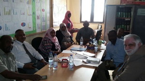 فريق الاستعراض الدولي يجتمع مع فريق الترصد المحلي قبل الشروع في الزيارات الميدانية. صورة مقدَّمة من منظمة الصحة العالمية في السودان.