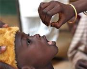 Un enfant reçoit le vaccin antipoliomyélitique oral