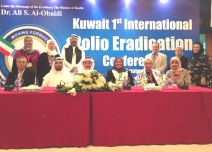 أعضاء من منظمة الصحة العالمية ووزارة الصحة الكويتية حول طاولة رئاسة المؤتمر