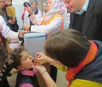طفل أصغر من خمس سنوات يتلقى قطرات من لقاح شلل الأطفال