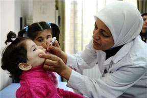L’image nous montre un personnel de santé administrant un vaccin par voie orale à une enfant