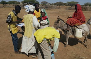 التلقيح ضد شلل الأطفال عند نقاط العبور الحدودية. صورة: مقدَّمة من منظمة الصحة العالمية في السودان