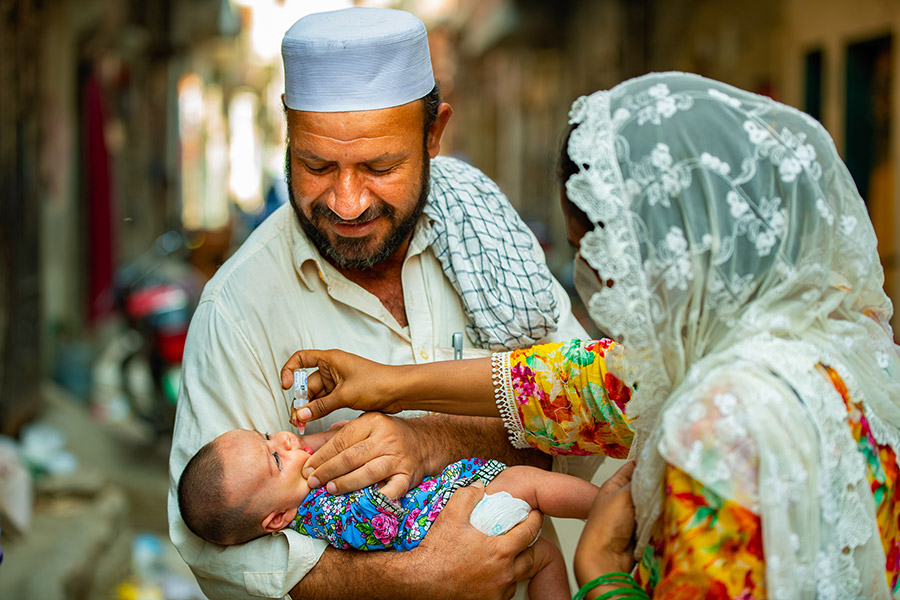 A young boy is vaccinated in Maraghzar Colony, Lahore. Photo credit: Syed Mehdi Bokhari