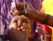 En Somalie, un enfant reçoit le vaccin antipoliomyélitique oral