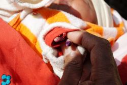 Cette image nous montre le marquage au doigt d'un enfant vacciné.