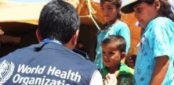موظفو منظمة الصحة العالمية يتحدثون للأطفال بمناسبة اليوم العالمي لمكافحة شلل الأطفال لعام 2015