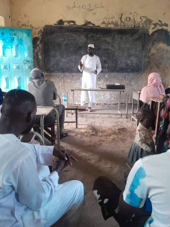 Abdalla Adam, a volunteer from Gedaref, presents a workshop for fellow volunteers, January 2024. Workshops typically address the various species of vectors found in Al-Tadhamon, a suburb of Gedaref town. Photo credit: Younis Salihh