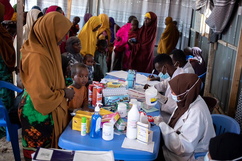 A WHO-supported outreach team offers registration, treatment, and medication for the ailments to displaced persons living at the IDP camp in Daynile district. Photo credit: I. Taxta