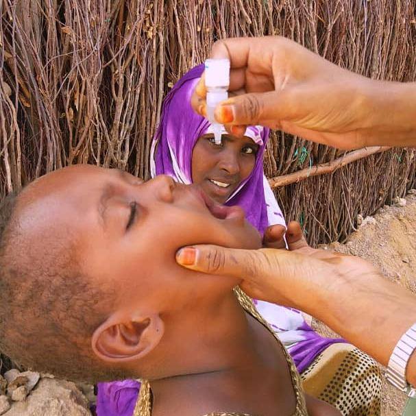 Child_in_Somalia_receives_oral_polio_vaccine