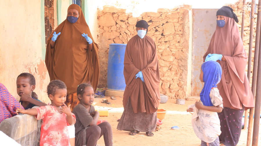 community-health-worker-_in-galmudug-explains_about-covid-belo-botan