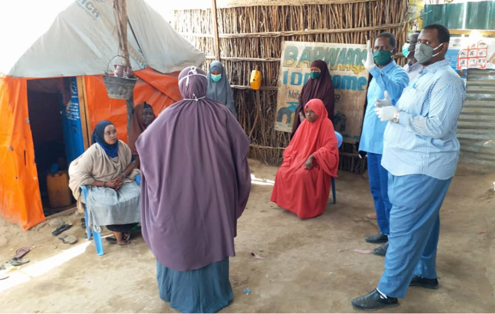 Community surveillance teams for COVID-19 and acute flaccid paralysis speak to households about any individuals with symptoms in their area. The Somali polio team is currently steering the COVID-19 response and fighting ongoing polio outbreaks amid challenging conditions. Photo: WHO/Somalia