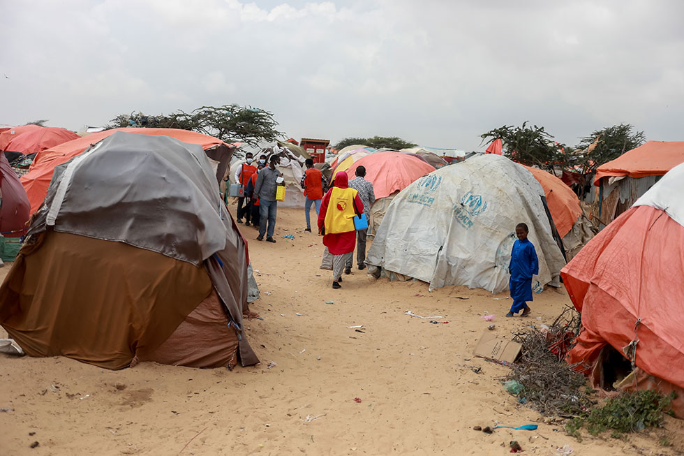 A health worker visits a camp for internally displaced families to vaccinate children, Mogadishu, 2022. Credite: WHO/Mukhtar Sudani/Ismail Taxte   