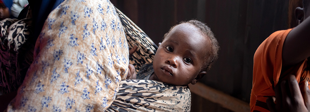  La photo nous montre un enfant en attente de recevoir des vaccins lors d'une campagne intégrée à Mogadiscio en 2022