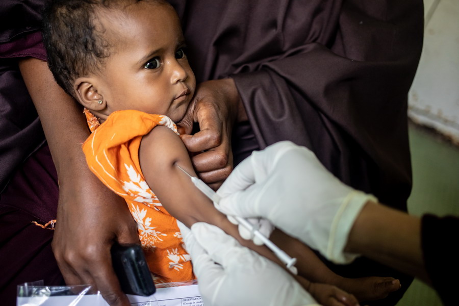 somalia-child-receives-vaccination