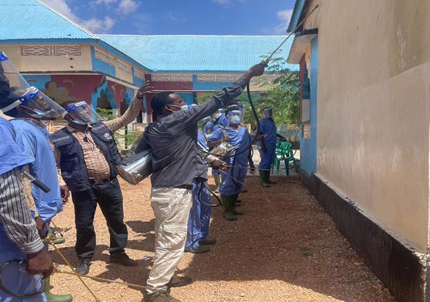 A team engages in insecticide residual spraying as a core interruption measure in response to the malaria outbreak in Burtinle, in Puntland, Somalia. Photo credit: WHO Somalia/A. Mukhtar