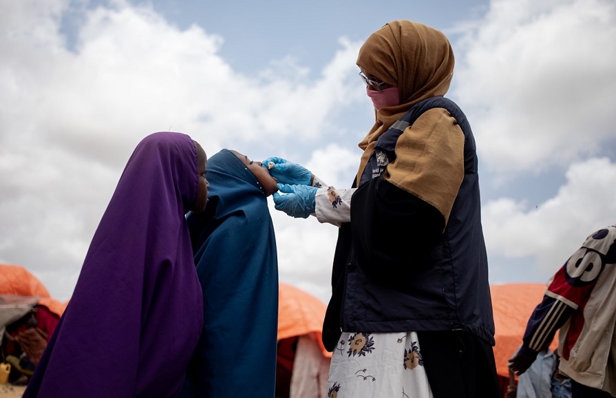young-girl-receives-vaccination-in-somalia