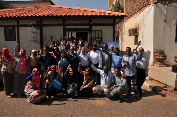 Trainers, participants and WHO staff at today’s AWD management training, making the “zero cases” hand gesture (Photo: Simon van Woerden/WHO Sudan)