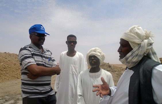 Khalid_Sarour_speaking_with_community_leaders