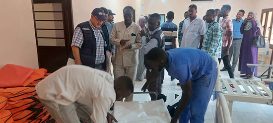 WHO donates beds to a cholera treatment centre in Gedaref State during Dr Abid’s visit. Photo credit: WHO Sudan 