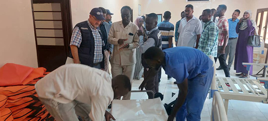 WHO donates beds to a cholera treatment centre in Gedaref State during Dr Abid’s visit. Photo credit: WHO Sudan 