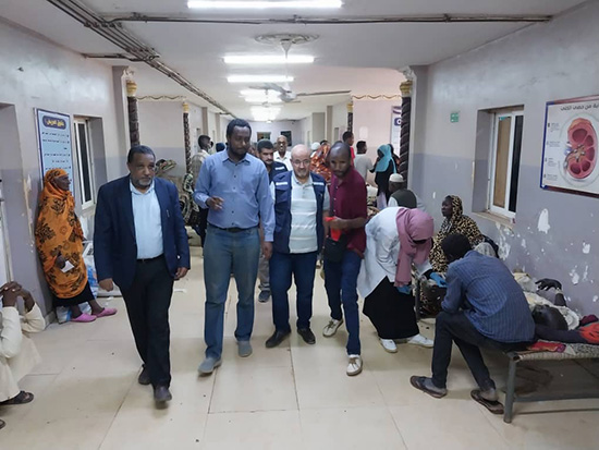At Gezira Hospital for Renal Diseases and Surgery, Dr Abid visits the dialysis centre, accompanied by Dr Osama Abdelrahman, Director-General of Gezira State Ministry of Health. Photo credit: WHO Sudan