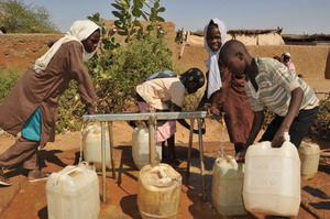 Sudanese children collecting water